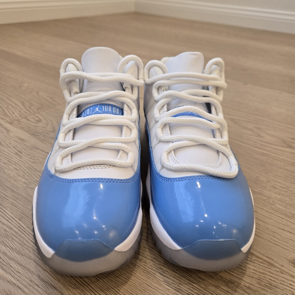 Jordan 11 Low - UNC - Picture 3 of 9